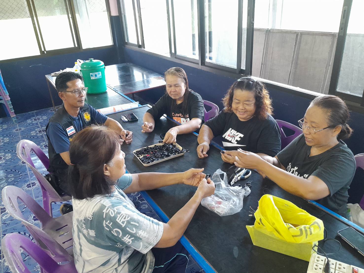 🎗️เครือข่ายกองทุนแม่ของแผ่นดินอำเภอบางระกำ ดำเนินกิจกรรมประดิษฐ์โบว์จากริบบิ้นผ้าสีดำ เพื่อถวายความอาลัยแด่สมเด็จพระนางเจ้าสิริกิติ์ พระบรมราชินีนาถ พระบรมราชชนนีพันปีหลวง และแจกจ่ายให้ประชาชน เพื่อถวายความอาลัยแด่สมเด็จพระนางเจ้าสิริกิติ์ พระบรมราชินีนาถ พระบรมราชชนนีพันปีหลวง