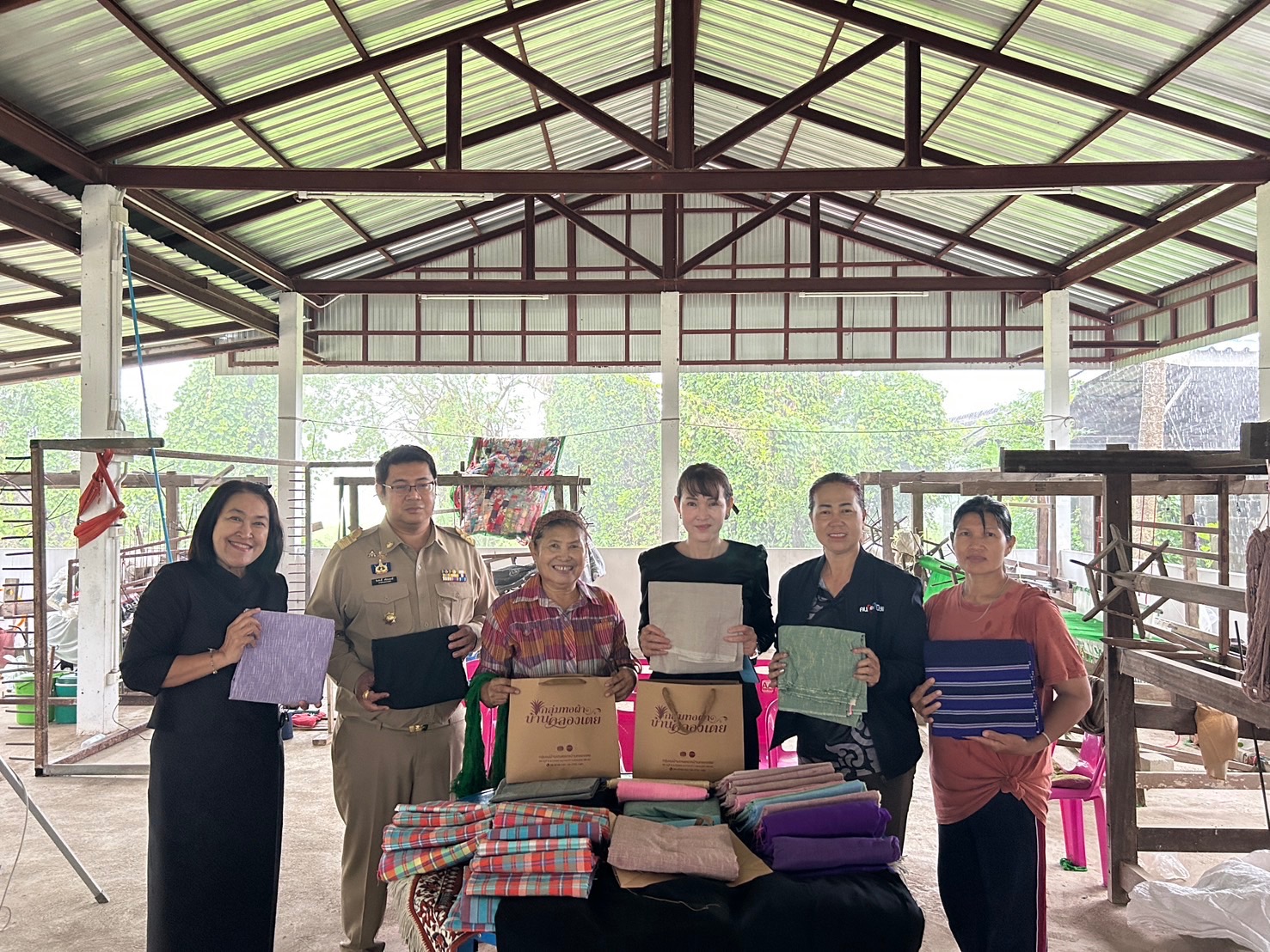 นายอำเภอบางระกำ ติดตามการดำเนินงานกลุ่มทอผ้าบ้านคลองเตย