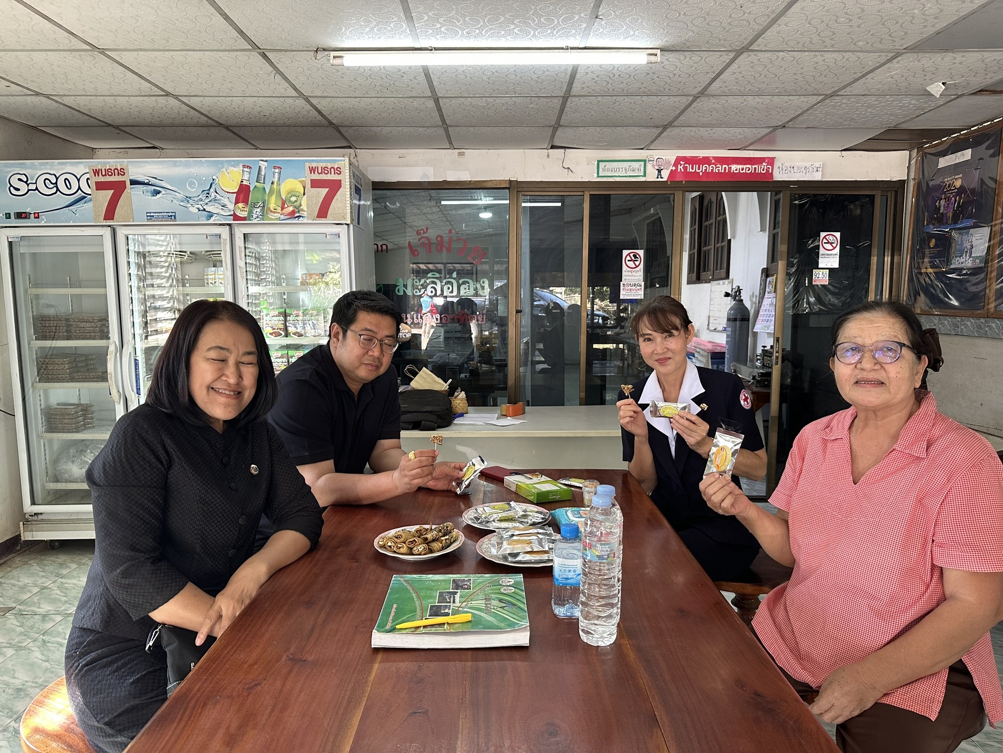 นายธีรศักดิ์ ศรีสมพงษ์ นายอำเภอบางระกำ และนางศุภลักษณ์ ศรีสมพงษ์ นายกกิ่กาชาดอำเภอบางระกำ ลงพื้นที่ติดตามการดำเนินงานกลุ่มผู้ประกอบการ OTOP กลุ่มวิสาหกิจชุมชนตะโม่สร้างสรรค์