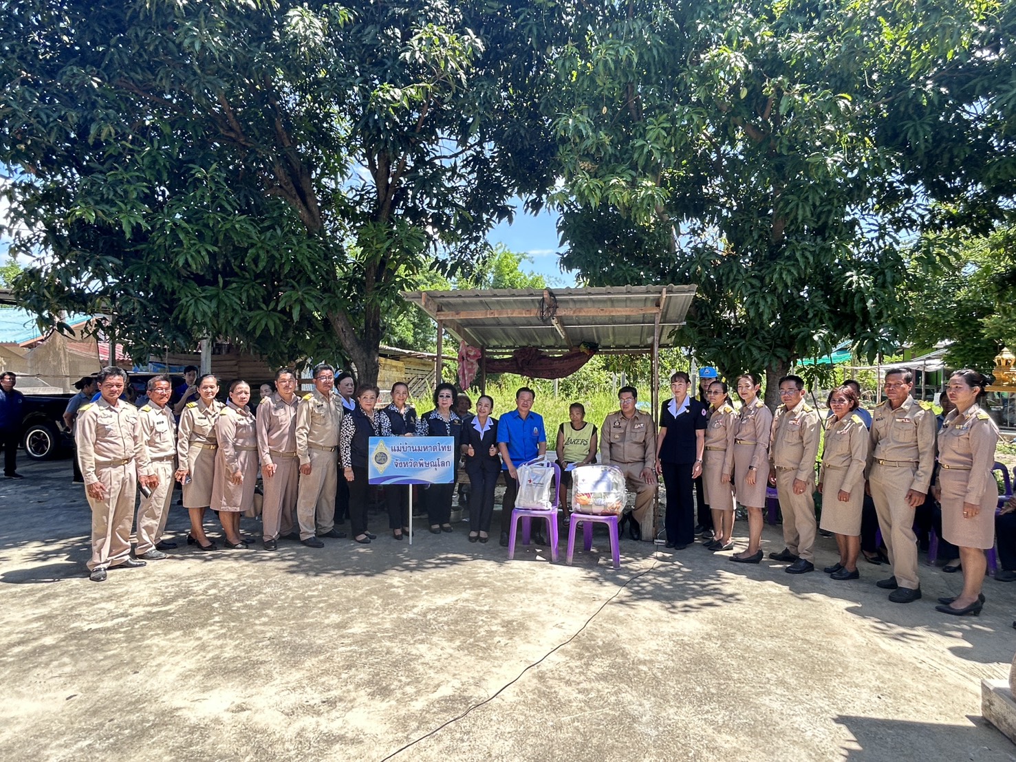 พช.บางระกำ ร่วมลงพื้นที่เยี่ยมเยียนและให้ความช่วยเหลือครัวเรือนยากจนยากไร้ มุ่งยกระดับคุณภาพชีวิตประชาชน