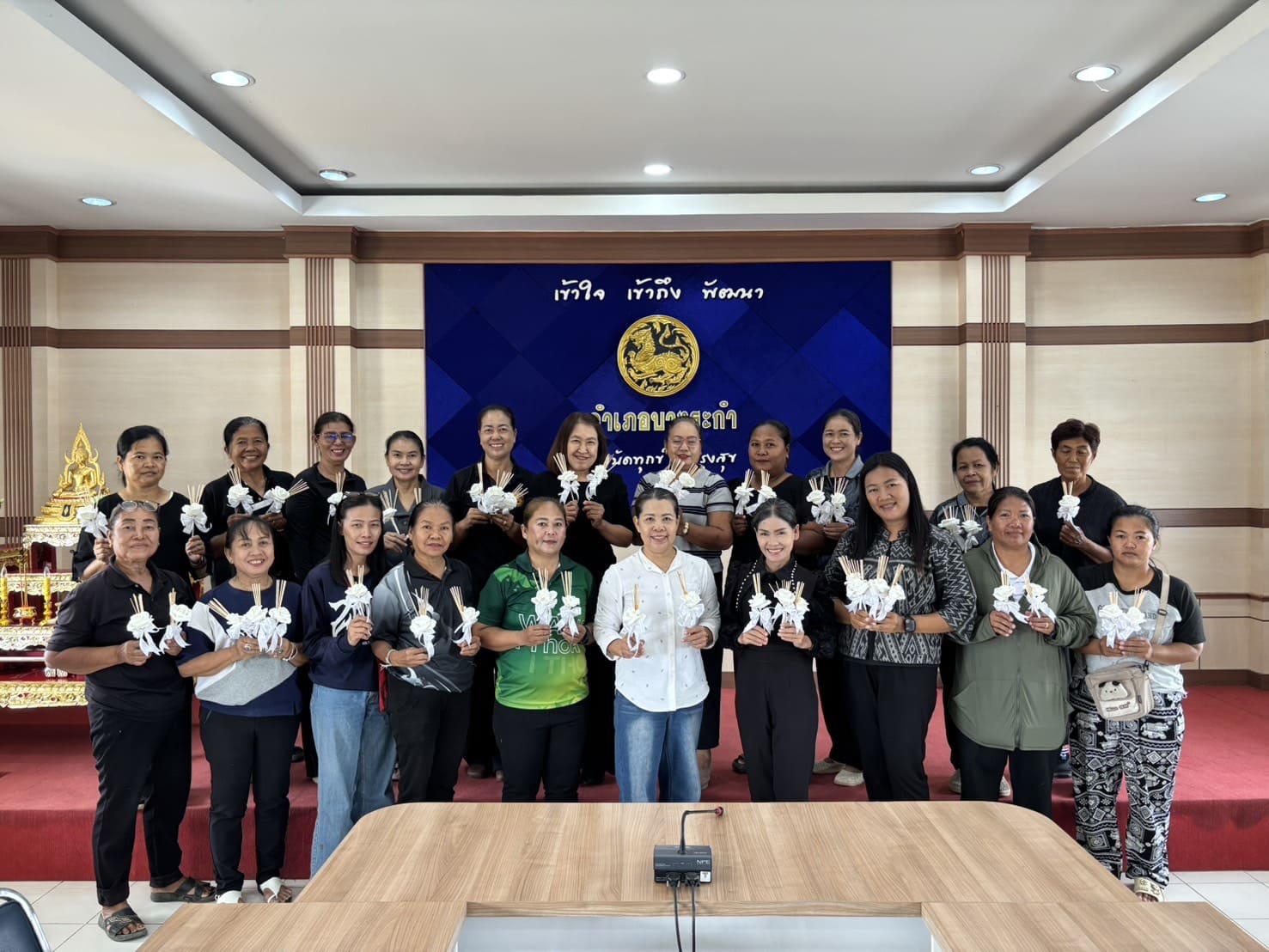 🤍 สพอ.บางระกำ : จัดกิจกรรมการฝึกอบรมและสอนประดิษฐ์ดอกไม้จันทน์พระราชทาน เพื่อร่วมแสดงความอาลัยและน้อมรำลึกในพระมหากรุณาธิคุณ เนื่องในพระราชพิธีถวายพระเพลิงพระบรมศพ สมเด็จพระนางเจ้าสิริกิติ์ พระบรมราชินีนาถ พระบรมราชชนนีพันปีหลวง