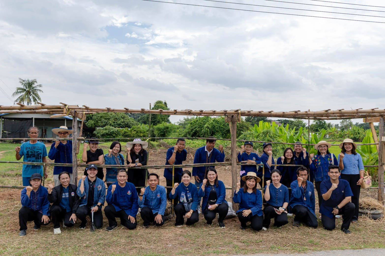 📌 สพอ.บางระกำ : ร่วมโครงการพัฒนาหมู่บ้านเศรษฐกิจพอเพียง ส่งเสริมกิจกรรมทางนี้มีผล ผู้คนรักกัน