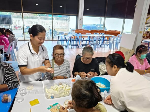 สพอ.บางระกำ ร่วมกิจกรรมประดิษฐ์ดอกไม้จันทน์พระราชทาน น้อมถวายความอาลัยแด่สมเด็จพระนางเจ้าสิริกิติ์ พระบรมราชินีนาถ พระบรมราชชนนีพันปีหลวง
